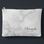 Modern Script gepersonaliseerde bruidsmeisje naam Etui<br><div class="desc">Modern Script Gepersonaliseerd bruidsmeisje Gift met gepersonaliseerde bruidsmeisje naam in grijs modern script lettertype stijl met titel en trouwdatum in moderne sans serif lettertype stijl op witte marmeren achtergrond. Ook perfect voor bruidsmeisje,  bloem meisje,  moeder van de bruid,  groomsman,  beste man en meer.</div>