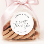 Modern Script gepersonaliseerde bruiloft gunst Ronde Sticker<br><div class="desc">Dit is een elegante, moderne gepersonaliseerde sticker met een prachtig kalligrafie lettertype en minimalistisch design. Bewerk de meeste* bewoordingen en alle kleuren. // Voor overeenkomende items, bezoek dan het "ALICE" collectie in de Sincerely By Nicole Zazzle winkel. * Als u van dit ontwerp houdt maar het niet beschikbaar voor iets...</div>