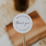 Modern Script gepersonaliseerde bruiloft gunst Ronde Sticker<br><div class="desc">Dit is een elegante, moderne gepersonaliseerde sticker met een prachtig kalligrafie lettertype en minimalistisch design. Bewerk de meeste* bewoordingen en alle kleuren. // Voor overeenkomende items, bezoek dan het "ALICE" collectie in de Sincerely By Nicole Zazzle winkel. * Als u van dit ontwerp houdt maar het niet beschikbaar voor iets...</div>