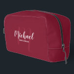Modern Script Gepersonaliseerde Groomsman Monogram Toilettasje<br><div class="desc">Voeg een persoonlijk tintje toe aan uw bruiloft met een gepersonaliseerd groomsman-cadeau. Dit ontwerp heeft gepersonaliseerde groomsman's naam in wit modern script lettertype stijl en monogram in licht bordeaux rood modern script lettertype stijl als achtergrond met titel in wit modern sans serif lettertype stijl op bordeaux rode achtergrond. Ook perfect...</div>