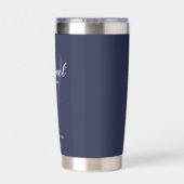 Modern Script Gepersonaliseerde Groomsman Naam Geïsoleerde Drinkbeker (Achterkant)