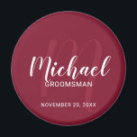 Modern Script Gepersonaliseerde Groomsmen Monogram Magneet<br><div class="desc">Voeg een persoonlijke touch toe aan uw bruiloft met gepersonaliseerde groomsmen magneet. Deze magneet beschikt over gepersonaliseerde groomsmen's naam in wit modern script lettertype stijl en monogram in licht bordeaux rood modern script lettertype stijl als achtergrond met titel en trouwdatum in wit modern sans serif lettertype stijl op bordeaux rode...</div>