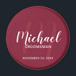 Modern Script Gepersonaliseerde Groomsmen Monogram Magneet<br><div class="desc">Voeg een persoonlijke touch toe aan uw bruiloft met gepersonaliseerde groomsmen magneet. Deze magneet beschikt over gepersonaliseerde groomsmen's naam in wit modern script lettertype stijl en monogram in licht bordeaux rood modern script lettertype stijl als achtergrond met titel en trouwdatum in wit modern sans serif lettertype stijl op bordeaux rode...</div>