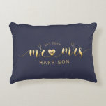 Modern Script Gold Mr en Mrs Passen getrouwd Gift Accent Kussen<br><div class="desc">Deze moderne kalligrafie, die Mrs. gooit kussen gepersonaliseerd met de achternaam van het stel, en het trouwjaar! Golden tekst ziet er helder en feestelijk uit tegen de achtergrond van de donkere marine. U kunt de achtergrondkleur in een andere kleur veranderen, maar het is beter om donkere te kiezen zodat de...</div>