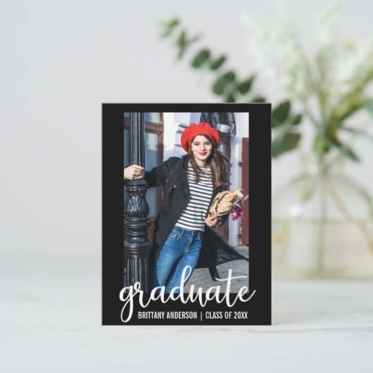 Modern Script Graduation Party Invitation WB Uitnodiging Briefkaart (Staand voorkant)