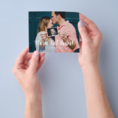 Modern Script Green We hebben nieuwszwangerschap Flyer (Hand)