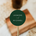 Modern Script Green Wedding Envelope Seals Ronde Sticker<br><div class="desc">Sluit je trouwenveloppen af met deze eenvoudige en stijlvolle envelopzegels! Het ontwerp toont uw namen in moderne witte letters aangevuld met een handgeschreven script met een bosgroene achtergrond. Deze chique groene bruiloft stickers zijn perfect voor het afdichten van enveloppen,  het toevoegen aan bruiloft gunsten,  en meer!</div>