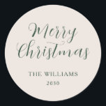 Modern Script Groen Beige Merry Christmas Custom Ronde Sticker<br><div class="desc">Seizoensgebonden stickers ontwerp,  beschikt over een modern elegant script "Merry Christmas" in het groen,  met crème beige achtergrond,  en aangepaste tekst die kan worden gepersonaliseerd met uw familienaam en jaar.</div>