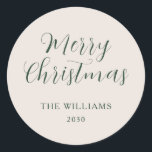 Modern Script Groen Beige Merry Christmas Custom Ronde Sticker<br><div class="desc">Seizoensgebonden stickers ontwerp,  beschikt over een modern elegant script "Merry Christmas" in het groen,  met crème beige achtergrond,  en aangepaste tekst die kan worden gepersonaliseerd met uw familienaam en jaar.</div>