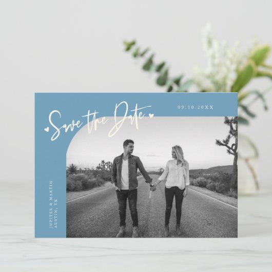 Modern Script Hart Denim Blauwe Gebogen Frame Foto Save The Date (Staand voorkant)