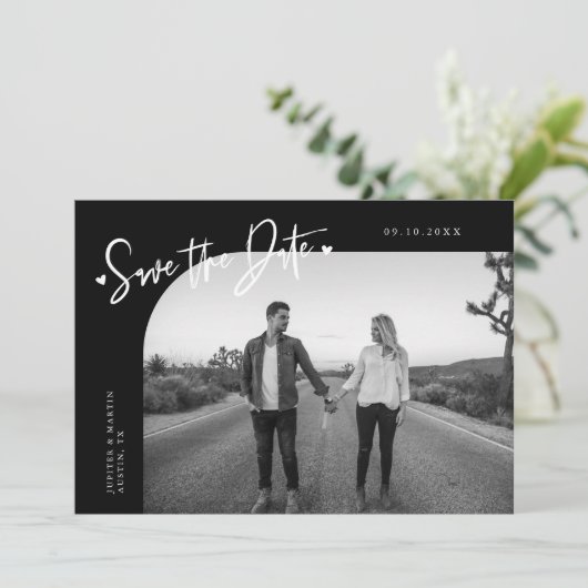 Modern Script Heart Black Curved Frame Photo Save The Date (Staand voorkant)