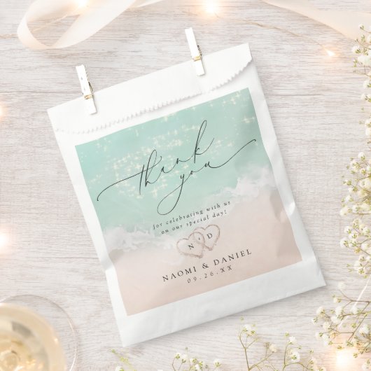 Modern Script Hearts in the Sand Beach Wedding Bedankzakje (Geknipt)