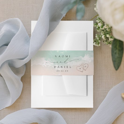 Modern Script Hearts In The Sand Beach Wedding Uitnodigingen Wikkel