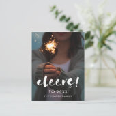 Modern script Hoera voor nieuwjaarsfoto 2026 Briefkaart (Staand voorkant)