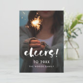 Modern script Hoera voor nieuwjaarsfoto 2026 Feestdagenkaart (Staand voorkant)