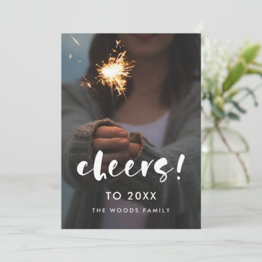 Modern script Hoera voor nieuwjaarsfoto 2026 Feestdagenkaart (Staand voorkant)