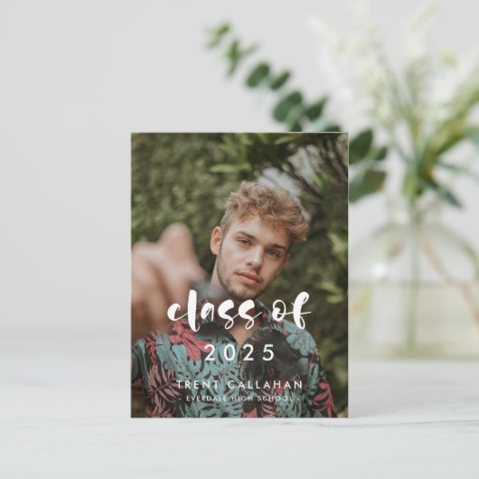 Modern script Klasse van 2025 Foto afstuderen Briefkaart (Staand voorkant)