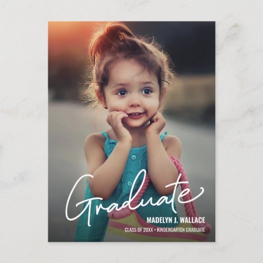 Modern Script Kleuterschool Meisje Afstuderen Foto Aankondigingskaart (Voorkant)