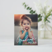 Modern Script Kleuterschool Meisje Afstuderen Foto Aankondigingskaart (Staand voorkant)