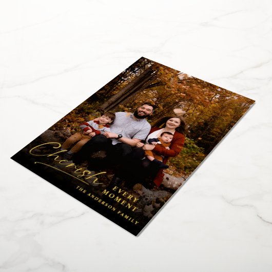 Modern script koester elk moment bloemig folie feestdagenkaart (Gedraaid)