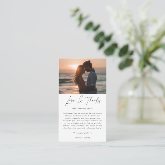 Modern Script Liefde & Bedankt Strand Fotobruiloft Plaatskaartje (Staand voorkant)