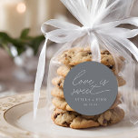 Modern script liefde is een lieve bruiloft ronde sticker<br><div class="desc">Eenvoudig modern minimalistisch script "Love is Sweet" bruiloft stoffig blauw grijs kleur gunst sticker.</div>