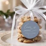 Modern script liefde is een lieve bruiloft ronde sticker<br><div class="desc">Eenvoudig modern minimalistisch script "Love is Sweet" bruiloft stoffig blauw kleur gunst sticker.</div>