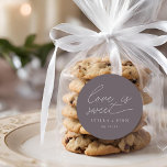 Modern script liefde is een lieve bruiloft ronde sticker<br><div class="desc">Eenvoudig modern minimalistisch script "Liefde is lief" bruiloft stoffige paarse kleur gunst sticker.</div>