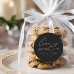 Modern script liefde is een lieve bruiloft ronde sticker<br><div class="desc">Eenvoudig modern minimalistisch script "Liefde is lief" bruiloft zwarte gunst sticker.</div>