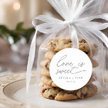 Modern script liefde is een lieve bruiloft ronde sticker<br><div class="desc">Eenvoudig modern minimalistisch script "Love is Sweet" Wedding Favoriete sticker.</div>