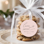 Modern script liefde is een lieve bruiloft ronde sticker<br><div class="desc">Eenvoudig modern minimalistisch script "Love is Sweet" bruiloft stoffige blush roze gunst sticker.</div>