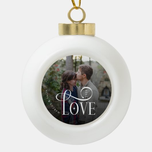 Modern Script Love Custom Engaged Couples Photo Keramische Bal Ornament (Voorkant)