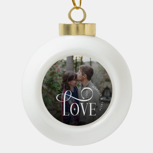 Modern Script Love Custom Engaged Couples Photo Keramische Bal Ornament (Voorkant)