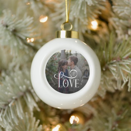 Modern Script Love Custom Engaged Couples Photo Keramische Bal Ornament (Boom)