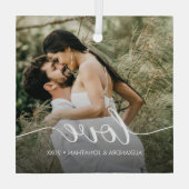 Modern Script Love Paar Foto en Jaar Custom Glas Ornament (Achterkant)