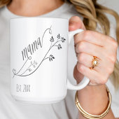 Modern script mama jaar gevestigd koffiemok