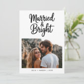 Modern Script Married & Bright Newlywed Photo Feestdagenkaart (Staand voorkant)