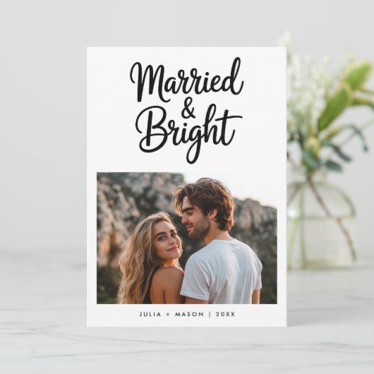 Modern Script Married & Bright Newlywed Photo Feestdagenkaart (Staand voorkant)