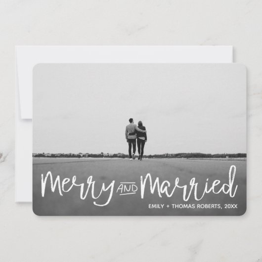 Modern Script Merry and Married Pas getrouwd Coupl Feestdagenkaart (Voorkant)