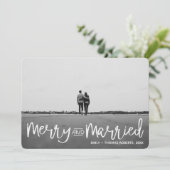 Modern Script Merry and Married Pas getrouwd Coupl Feestdagenkaart (Staand voorkant)