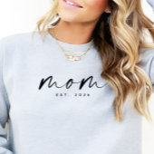 Modern Script “Mom” Established Date, New Mom Gift Trui