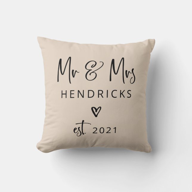 Modern Script Mr en Mrs Wedding Neutral and Black Kussen (Voorkant)