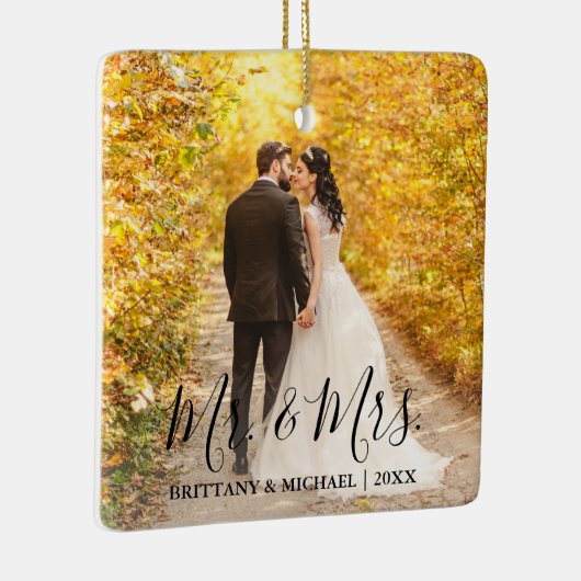 Modern Script Mr. & Mrs Wedding Foto Keramisch Ornament (Rechts)