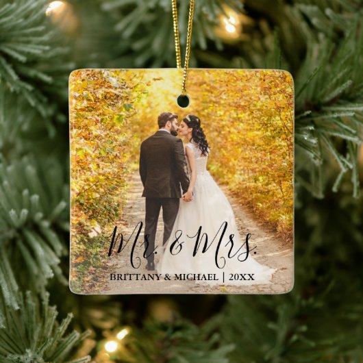 Modern Script Mr. & Mrs Wedding Foto Keramisch Ornament (Boom)