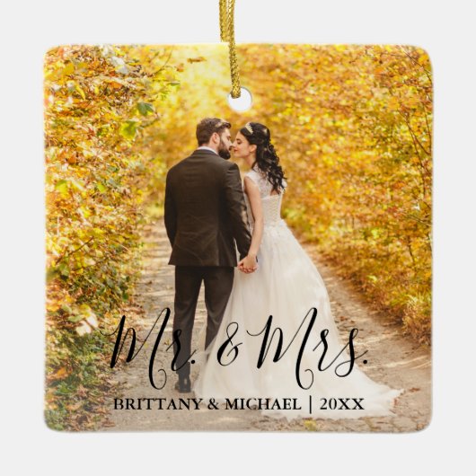 Modern Script Mr. & Mrs Wedding Foto Keramisch Ornament (Voorkant)