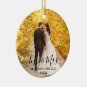 Modern Script Mr. & Mrs Wedding Photo Round Keramisch Ornament (Rechts)