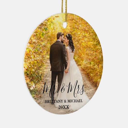 Modern Script Mr. & Mrs Wedding Photo Round Keramisch Ornament (Rechts)