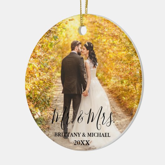 Modern Script Mr. & Mrs Wedding Photo Round Keramisch Ornament (Links)