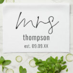 Modern Script Mrs Name Date Bride Keepomwille Theedoek<br><div class="desc">Modern Script Mrs Name Date Bride Keepomwille. Geweldig praktisch item voor de cadeaudoos van de bruid. Eenvoudig de getrouwde naam en trouwdatum aan te passen.</div>
