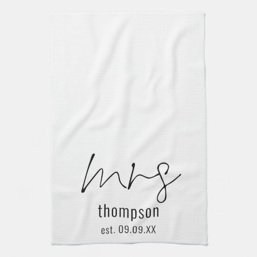 Modern Script Mrs Name Date Bride Keepomwille Theedoek (Verticaal)